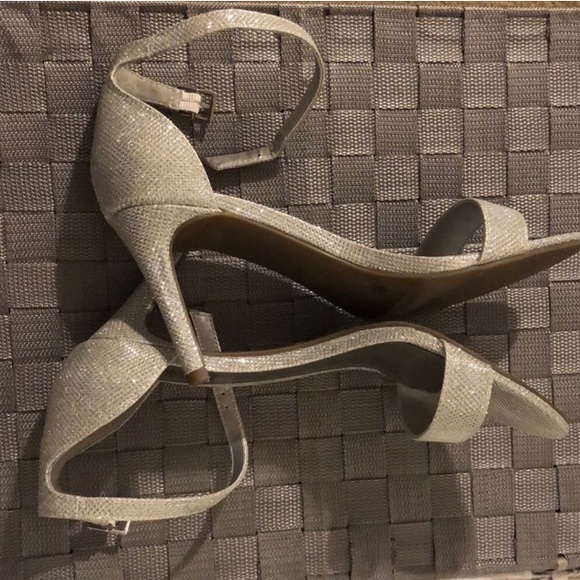 🆕Worthington Silver Glitter Heels Bristol - Picture 3 of 10